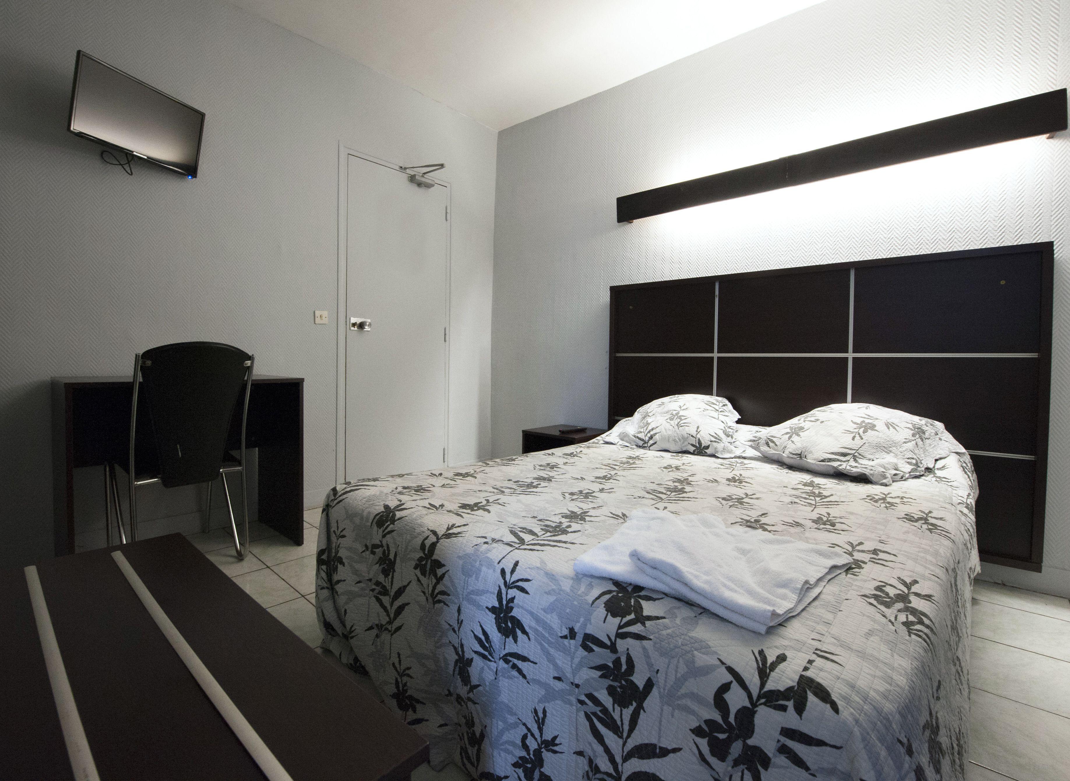 Du Globe 18 2* Paris