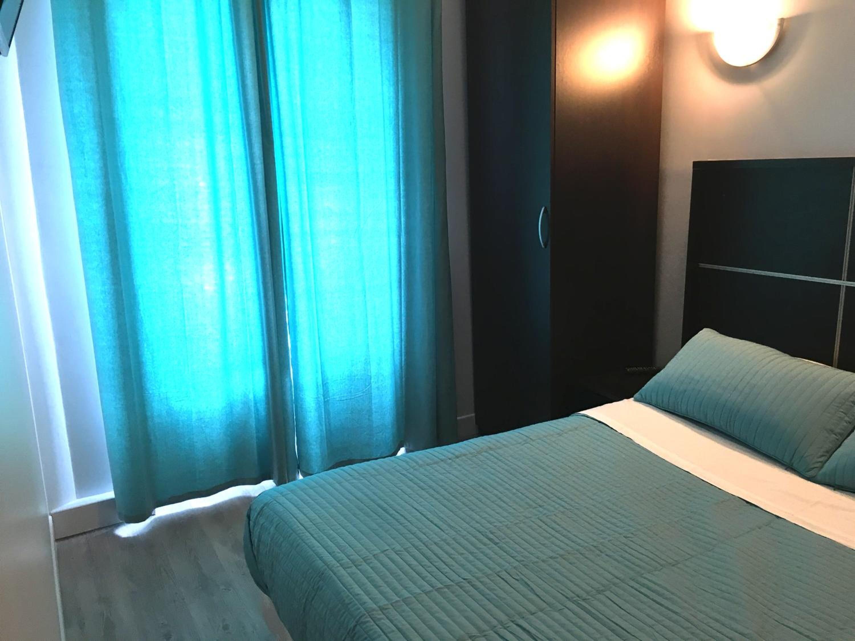 Du Globe 18 2* Paris